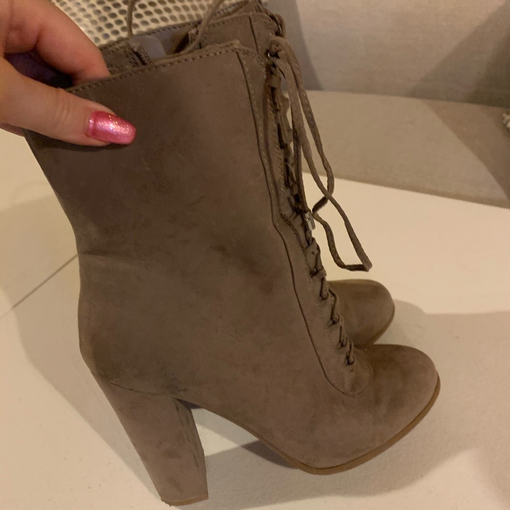 NWOT Cute Heeled Lace-Up Booties Size 8.5